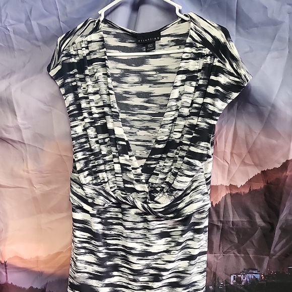 Attention Black and White Abstract Blouse - Picture 1 of 3